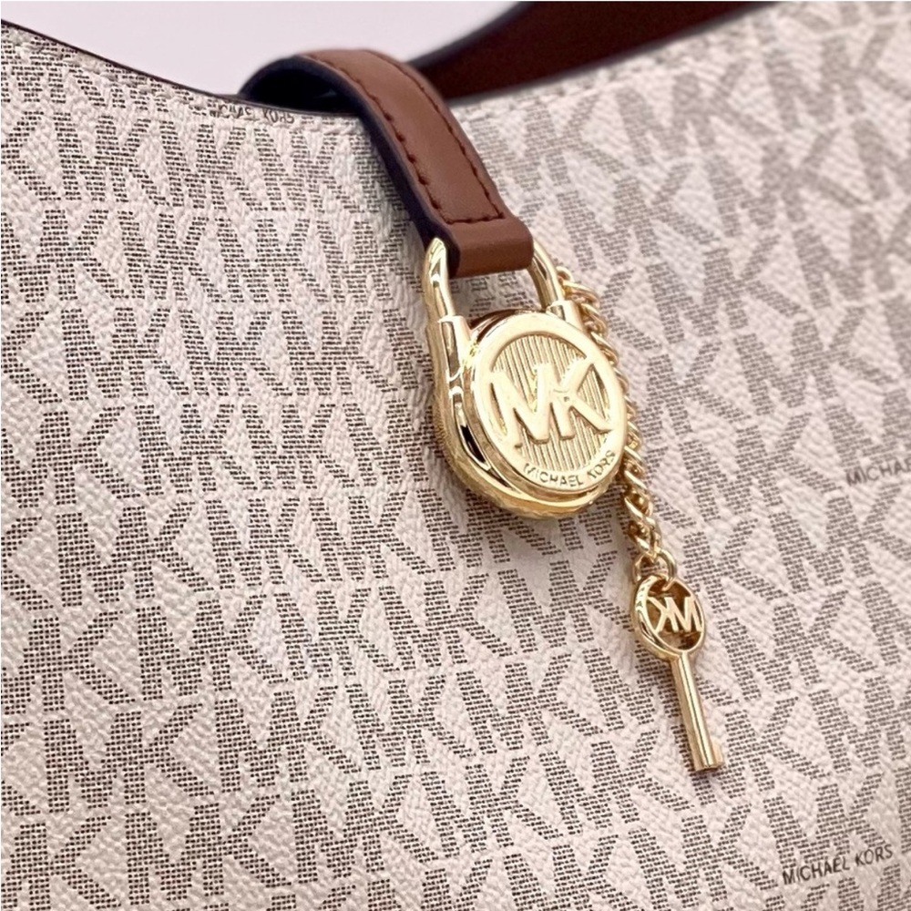 Michael Kors Lyra Small Bucket Shoulder Bag MK Vanilla - Picture 6 of 13